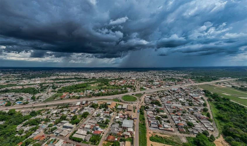 Sexta com pancadas de chuva e trovoadas em RO