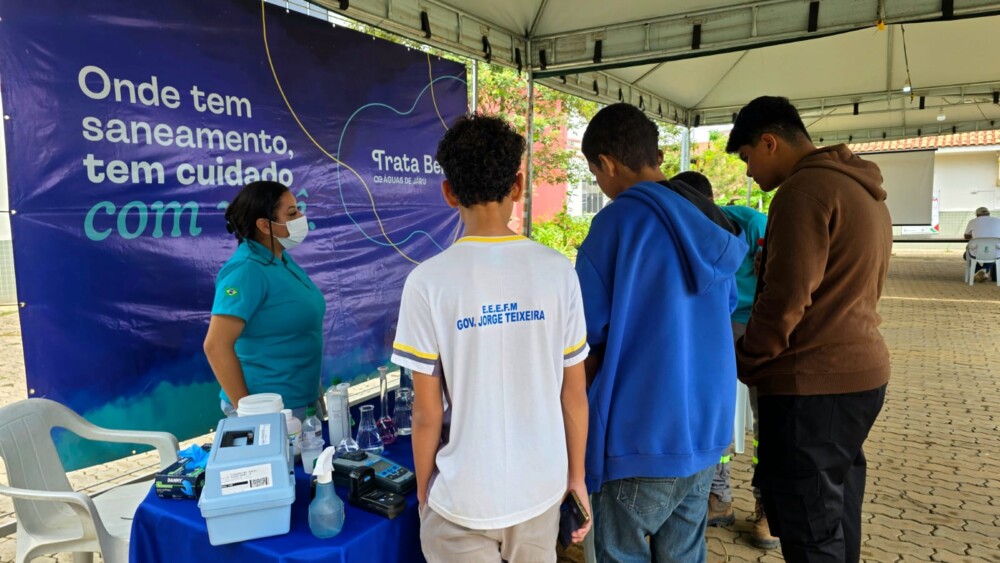 Águas de Jaru apresenta equipamentos de tratamento de água durante evento de ciência e tecnologia do IFRO