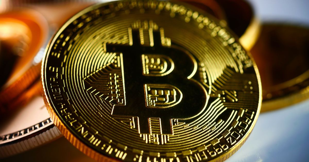 Bitcoin opera estável apesar da alta do petróleo