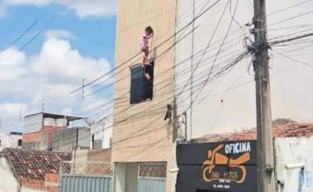 Criança fica presa à fiação elétrica após cair da janela do 2° andar