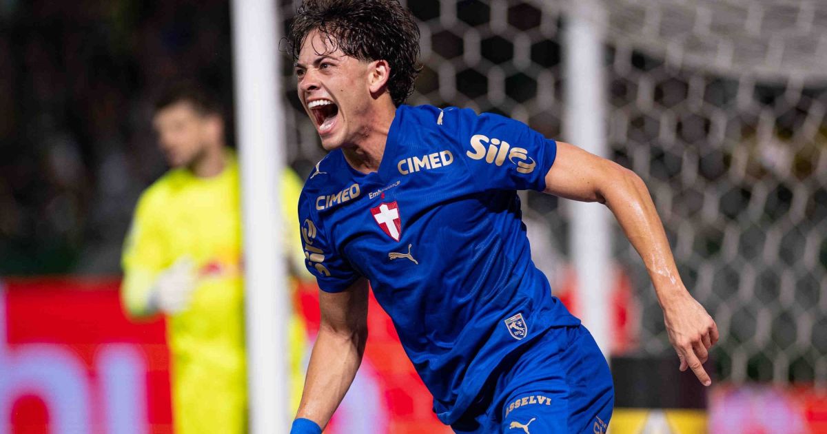 Giay decide, Palmeiras vence Bragantino e dorme na liderança do Brasileirão