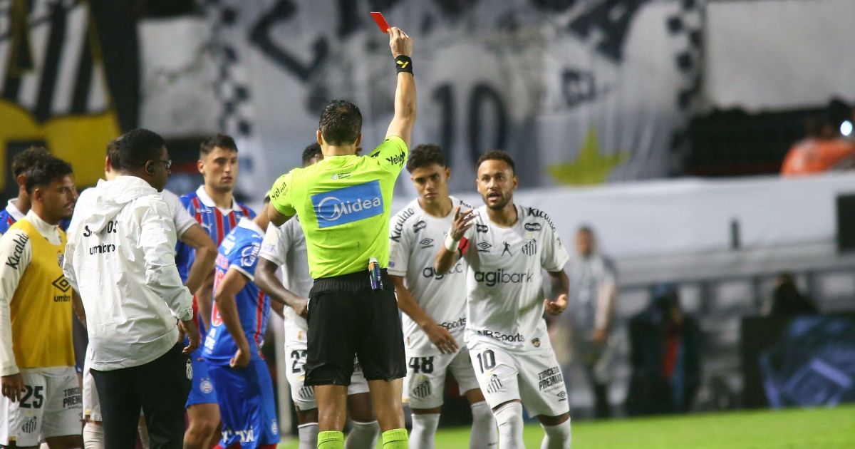 Após temporal e papelão de Neymar, Santos busca empate com o Bahia na Vila