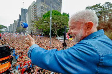 Ao lado do povo, Lula encerra campanha confiante na vitória