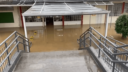 Chuva alaga escola no PR e provoca mudança no local votação; veja