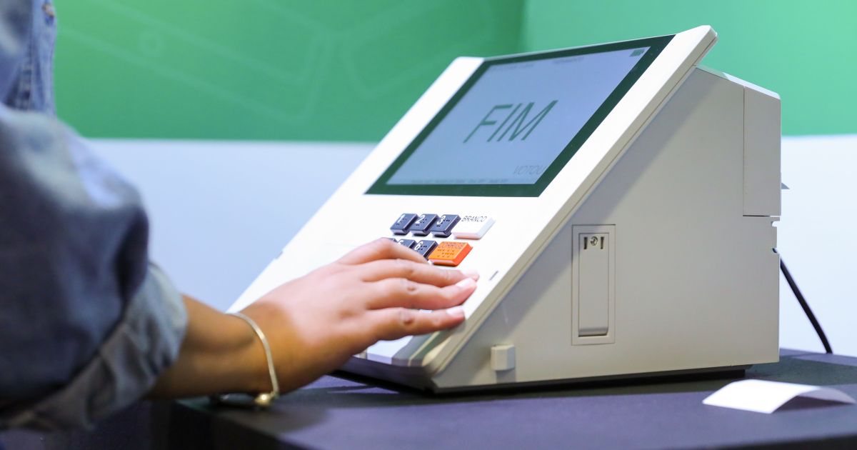 TSE realiza teste de integridade das urnas eletrônicas para o 2° turno