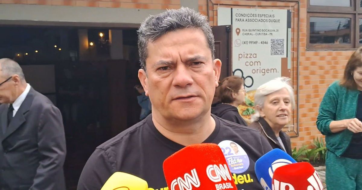 Governador eleito no PR, Sergio Moro vota no 2º turno em Curitiba