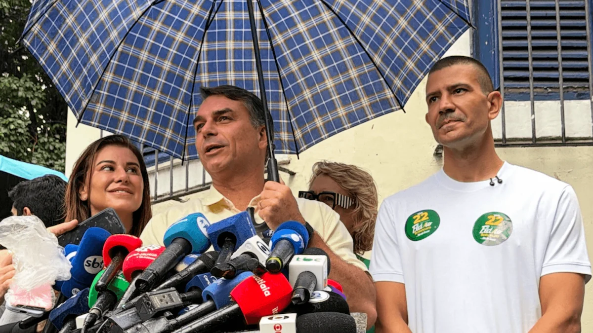 Flávio Bolsonaro afirma que “esperança virou medo” após votar no Rio