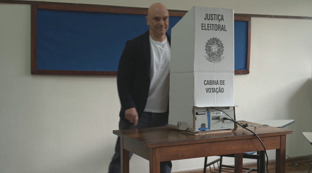 Alexandre de Moraes vota no 2º turno das eleições de 2026 e elogia sistema eleitoral brasileiro