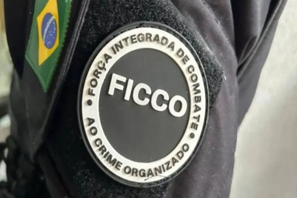 Operação deflagrada pela FICCO prende suspeito e apreende submetralhadora, pistolas e drogas em Porto Velho