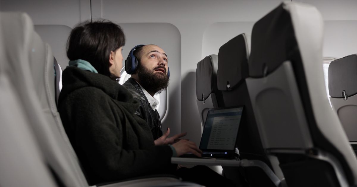 Por que aviões ficam dando voltas antes de pousar? Prática deixa voos mais poluentes e custa mais de US$ 2,3 bilhões para a gestão do tráfego aéreo