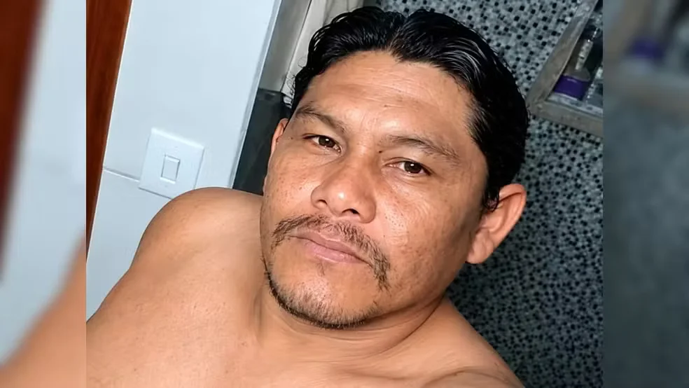 Homem é morto a facadas dentro de casa em  RO