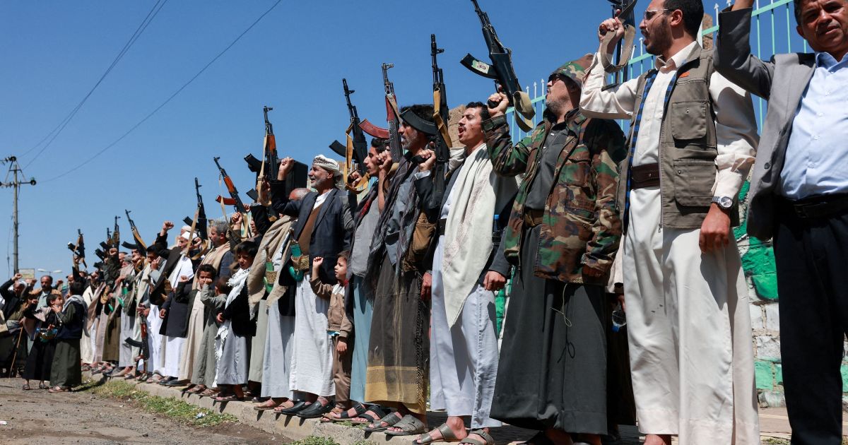 Houthis dizem ter atingido maior refinaria de petróleo da Arábia Saudita