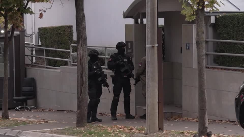 Policial mata homem com faca em frente à embaixada de Israel na Sérvia