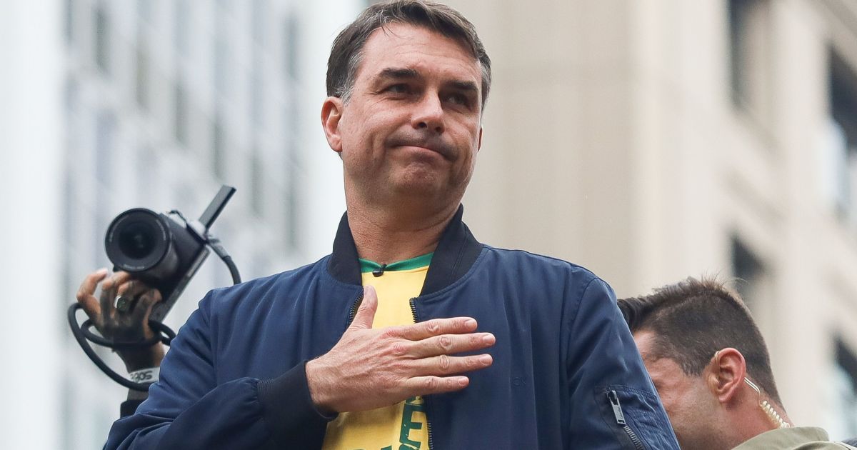 Avião em que estaria Flávio Bolsonaro está a caminho de Miami, mostra site