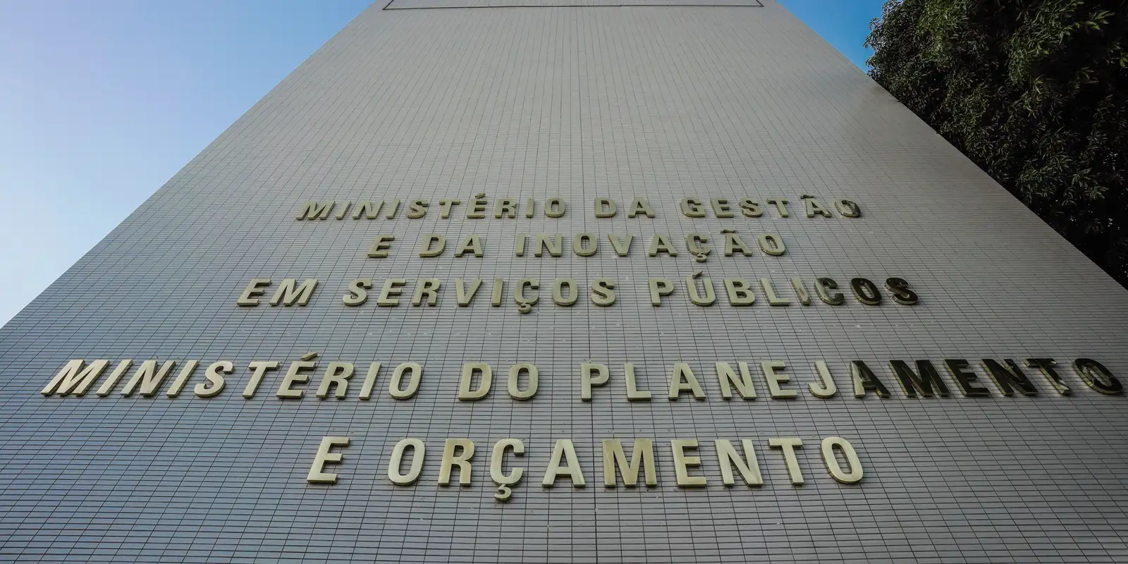 Governo libera R$ 5,2 bilhões para reforçar assistência social e saúde