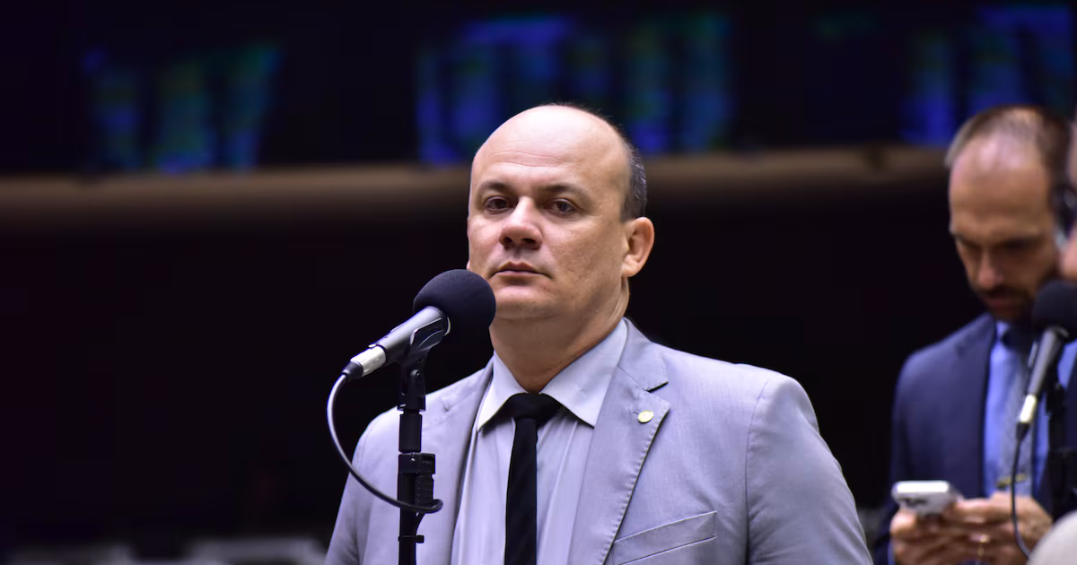 Deputado apresenta impeachment de Gilmar Mendes por inquérito e critica STF