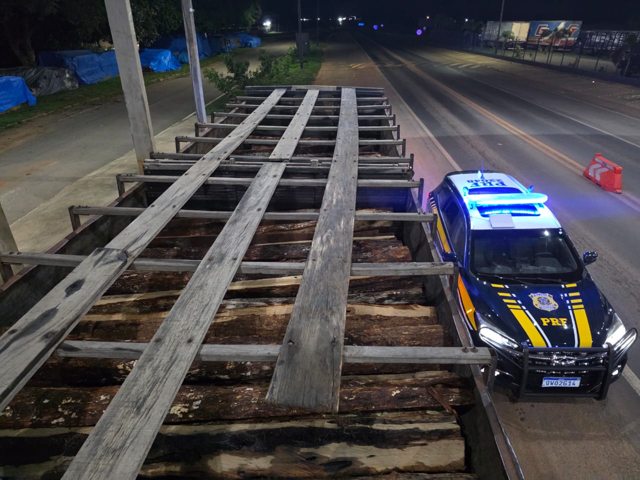 PRF apreende mais de 30 m³ de madeira nativa transportada sem documentação fiscal em Ariquemes/RO