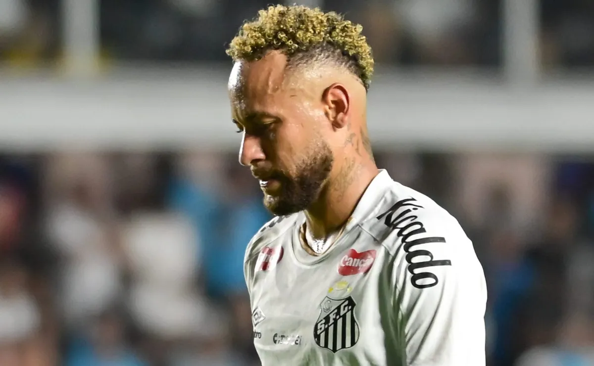 Neymar improvisa e quase marca golaço de falta em empate do Santos contra o Coritiba