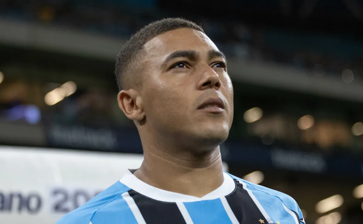 Botafogo tenta contratar Carlos Vinícius, mas esbarra em pedida salarial do atacante