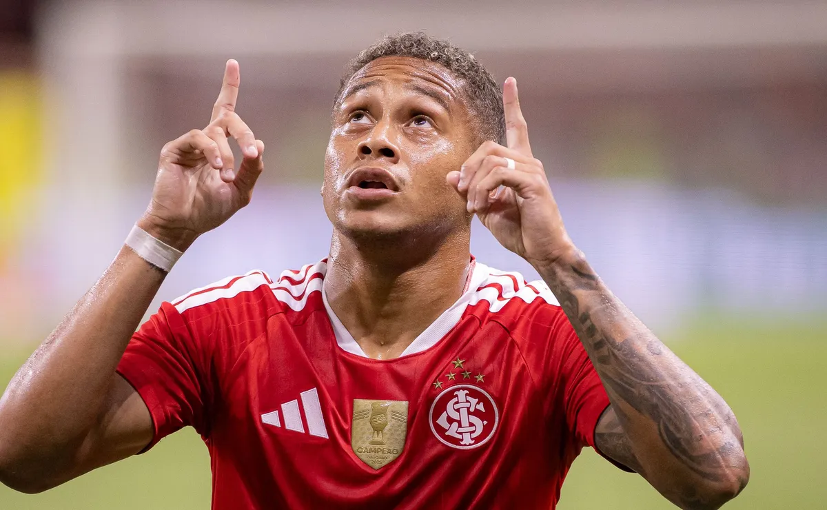 Eduardo Baptista barra Vitinho e deve começar com Bernabei na frente contra o Fluminense
