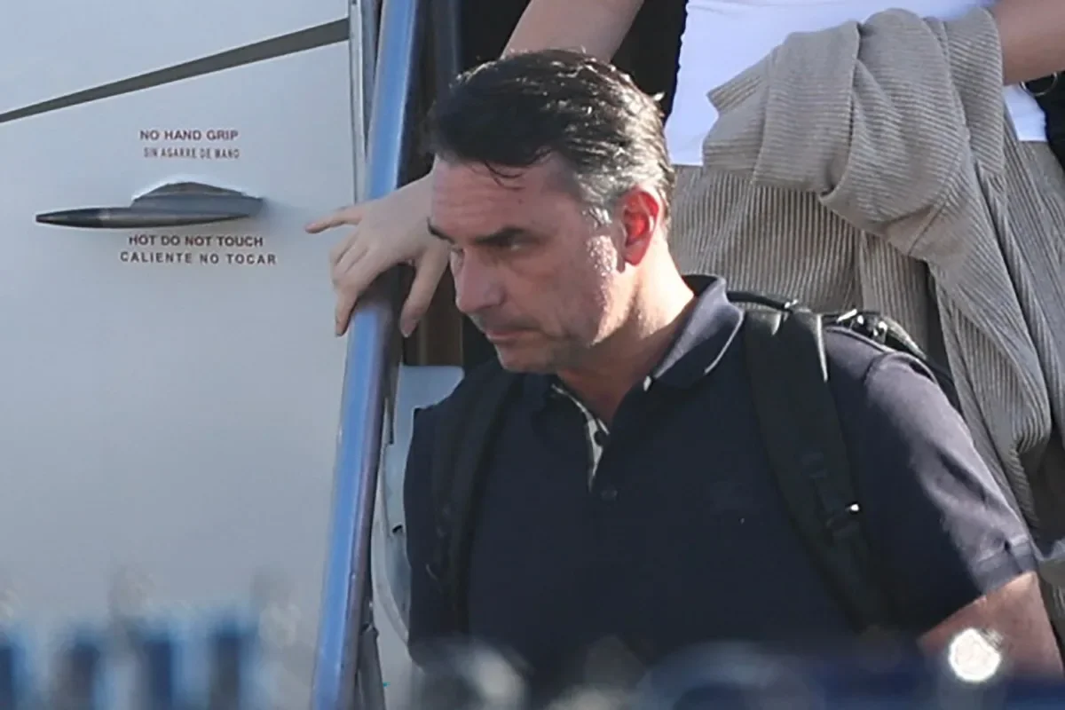 Flávio entra em universo paralelo e se autoproclama presidente