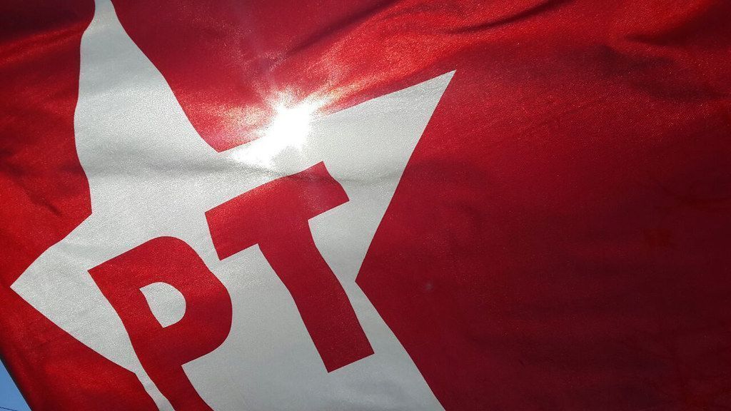 Petistas cobram posicionamento do TSE sobre acusações de Flávio