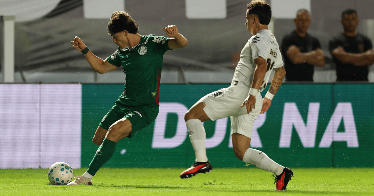 Jogadores do Santos contestam pênalti não marcado contra o Palmeiras; veja