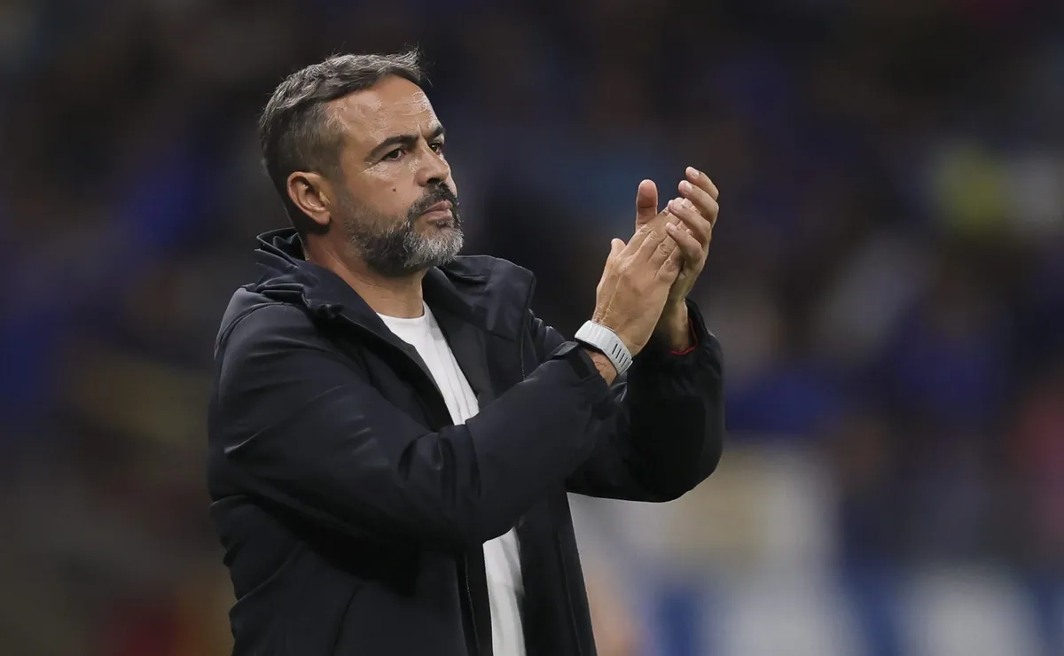 Escalação do Cruzeiro: Artur Jorge planeja montar esquema e tem uma dúvida na defesa para clássico