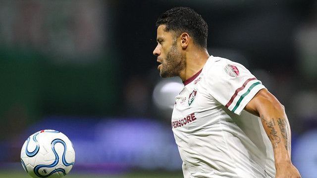 Hulk é vaiado e discute com torcedor do Fluminense em jogo contra o Inter