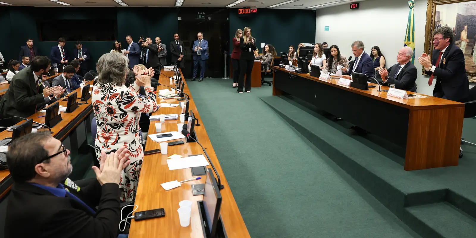 CCJ aprova PECs que reduzem jornada de trabalho e podem transformar rotina dos brasileiros