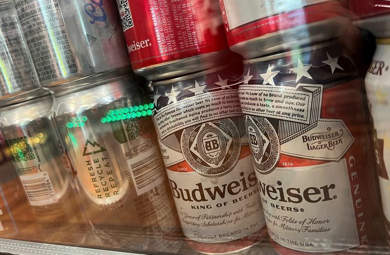 Fabricante da Budweiser atinge previsões de lucro, mas custos aumentam