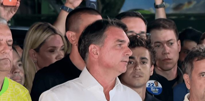 Especialista vê risco de “fragmentação” da oposição após fuga de Flávio