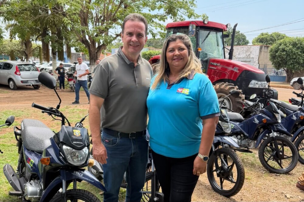 Deputado Dr. Luís do Hospital entrega trator e 15 motocicletas em Itapuã do Oeste