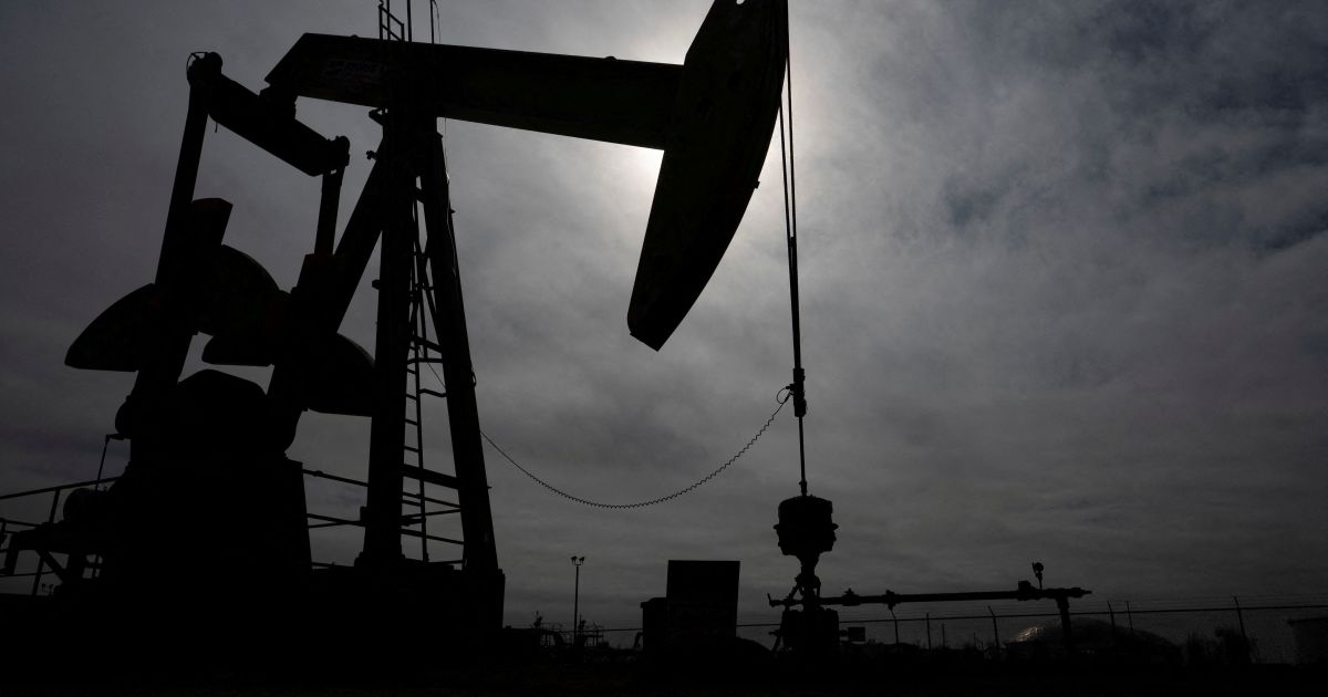 Petróleo sobe 15% em outubro com acirramento das tensões no Oriente Médio