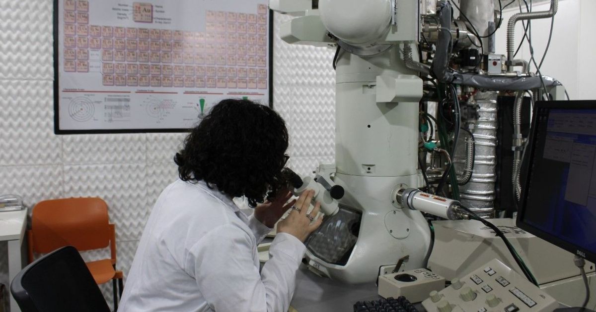 Microscópio que analisa partículas cinco mil vezes menores que um fio de cabelo será utilizado em faculdade de SP a partir de 2027