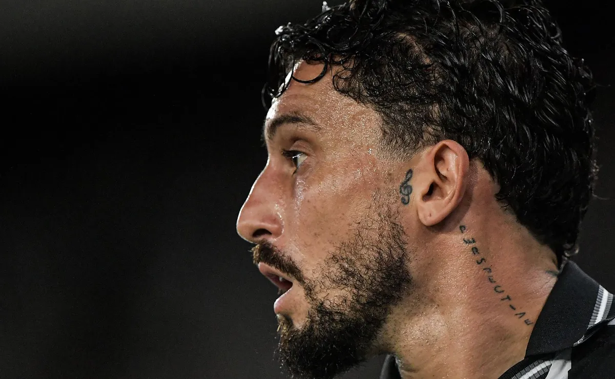 Alex Telles comenta crise da SAF do Botafogo, trabalho de Franclim e sonho com a Seleção Brasileira